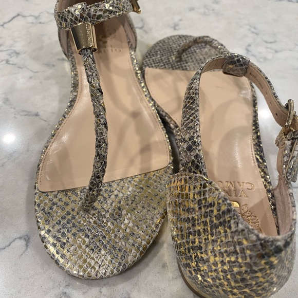 Vince Camuto metallic silver snakeskin print leather T-strap flat sandals. - Picture 4 of 16